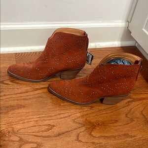 NWT Dingo Women’s Denim N Diamonds Suede Boots 7